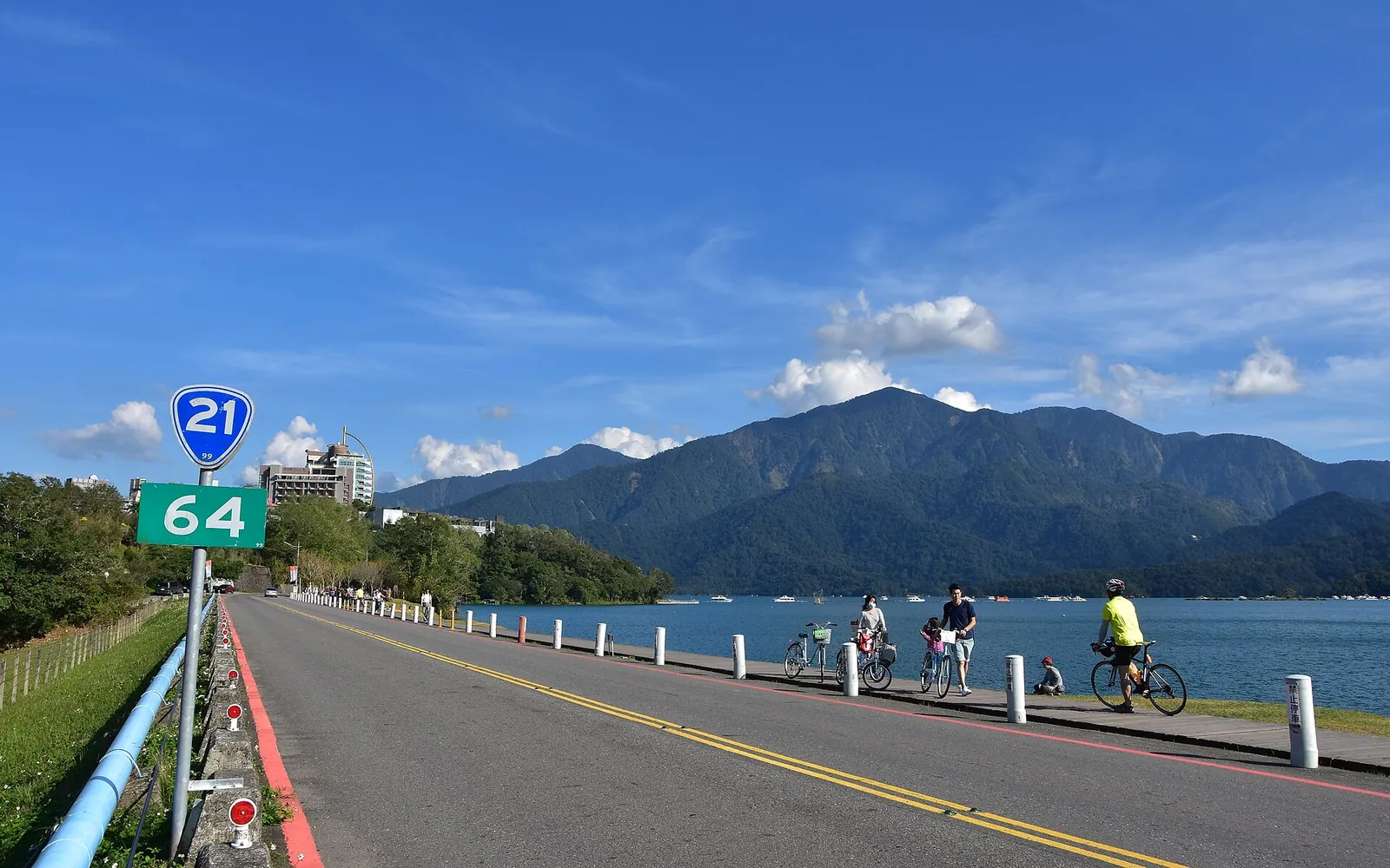 The lake loop by bike, Sun Moon Lake